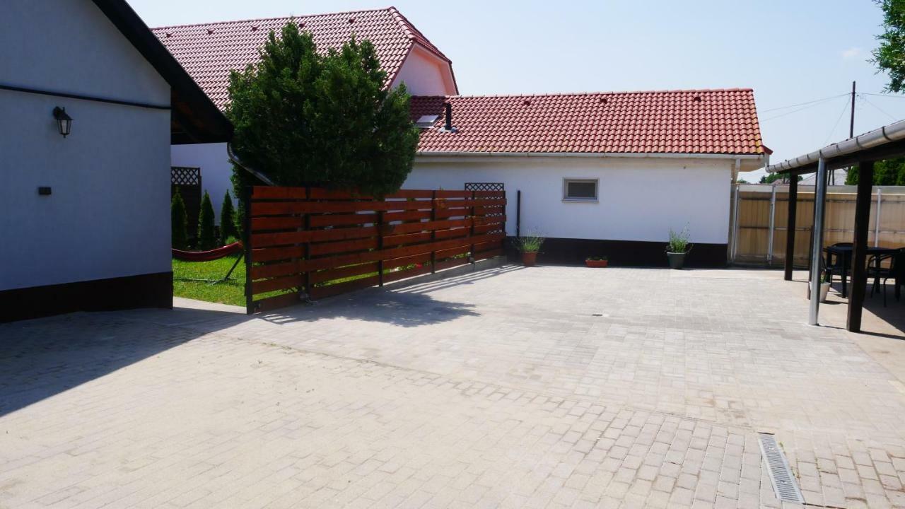 Idill Apartmanhaz B&B Тисафюред Экстерьер фото