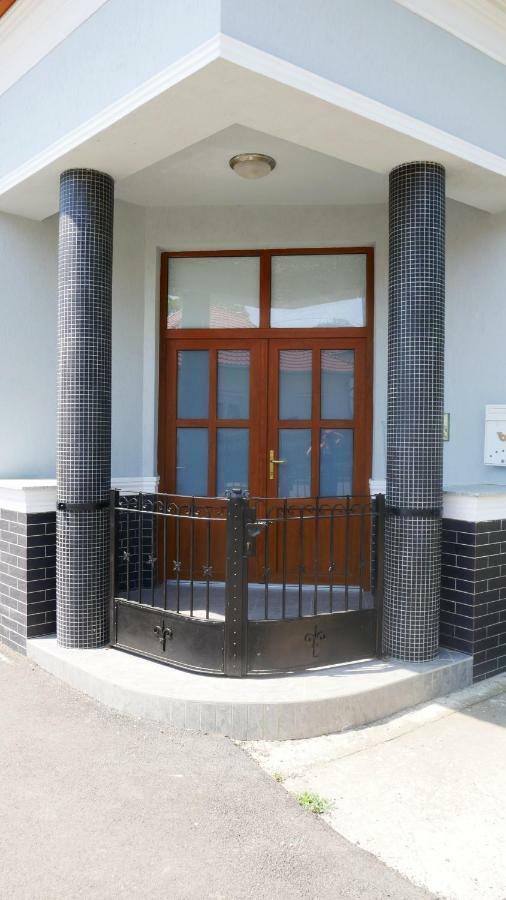 Idill Apartmanhaz B&B Тисафюред Экстерьер фото
